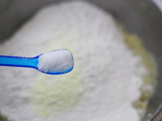 6、平底锅版奶香土豆饼,一勺盐。