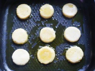 8、平底锅版奶香土豆饼,平底锅放少许油，放入土豆饼。