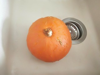 1、黄金南瓜小馒头,黄金南瓜一个。