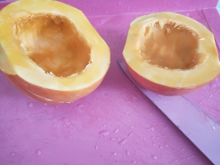 2、黄金南瓜小馒头,中间切成两半，去皮去瓤。