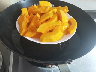 3、黄金南瓜小馒头,切成小块放入盘子，放在蒸架盖好蒸熟。