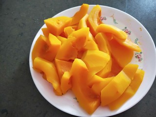 4、黄金南瓜小馒头,蒸熟的南瓜很诱人，黄黄糯糯的，