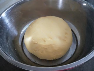 6、黄金南瓜小馒头,合好的面团盖上锅盖等着发酵。