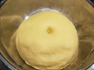 7、黄金南瓜小馒头,发好的面团大两杯，一看就起好了。