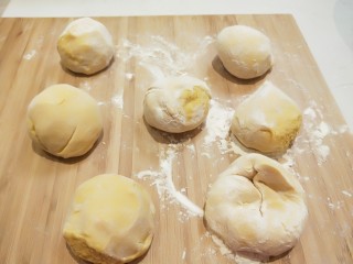 8、黄金南瓜小馒头,面团发好的要反复揉搓，在做成馒头剂子。