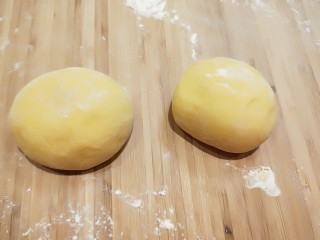 9、黄金南瓜小馒头,揉均匀在做成馒头。