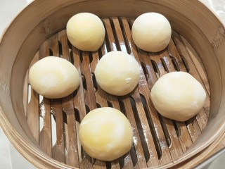 10、黄金南瓜小馒头,放入蒸笼摆均匀。
