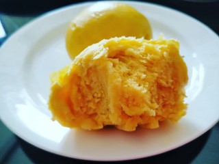 12、黄金南瓜小馒头,蒸好的馒头宣软可口好吃。