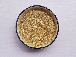 2、牛油果藜麦虾仁轻食沙拉,藜麦洗净浸泡15分钟。