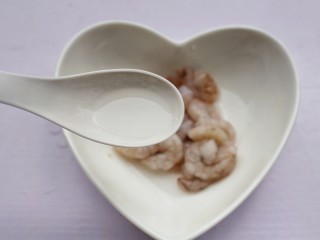 4、牛油果藜麦虾仁轻食沙拉,虾仁放入一小勺料酒和生抽腌制10分钟。