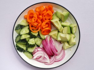 6、牛油果藜麦虾仁轻食沙拉,胡萝卜用模具切出喜欢的形状，洋葱切丝，黄瓜、牛油果切块。