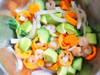 7、牛油果藜麦虾仁轻食沙拉,黄瓜、胡萝卜、洋葱分别放入锅中烫熟放一起拌匀。