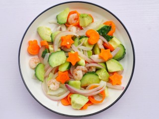 8、牛油果藜麦虾仁轻食沙拉,处理好的食材放入碗中。