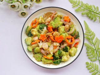 13、牛油果藜麦虾仁轻食沙拉,营养均衡，荤素搭配，口感和层次丰富。