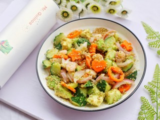 15、牛油果藜麦虾仁轻食沙拉,颜色明丽。