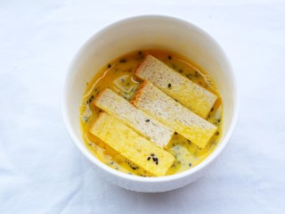 6、超好吃的土司条,土司条裹上鸡蛋液。