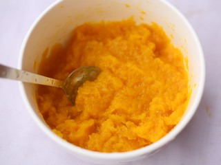 3、烤箱低油版奶香烤南瓜芝麻饼,捣成泥。