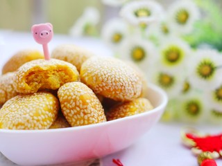 16、烤箱低油版奶香烤南瓜芝麻饼,来一口～