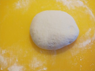 4、家常千层饼,醒放半小时左右揉光滑。