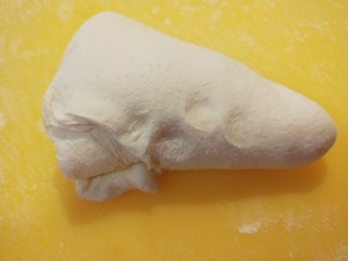 6、家常千层饼,在折叠成三角形状。