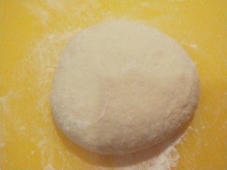 7、家常千层饼,在整理一个圆形状。