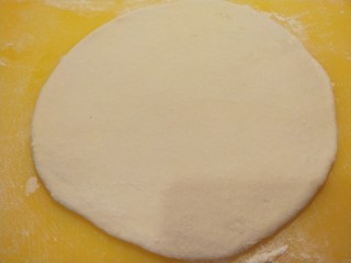 8、家常千层饼,在擀成圆形饼披。