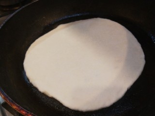 9、家常千层饼,平底锅烧热放入饼披。