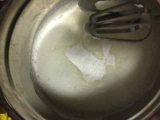 2、肉松小贝,鸡蛋清和鸡蛋黄分离，在蛋清中滴几滴柠檬汁，用打蛋器打发至起蛋白起鱼眼