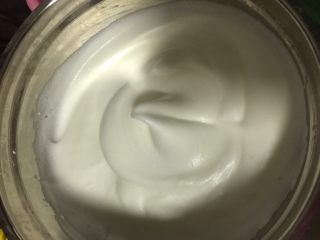 4、肉松小贝,在容器壁的蛋白霜要用刮刀刮入一起打发至细腻