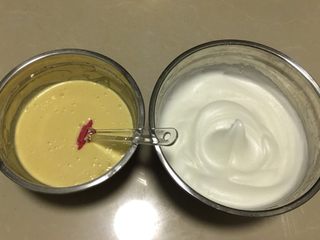 6、肉松小贝,接着加入过筛的低筋面粉，用刮刀翻拌至无面粉颗粒即可