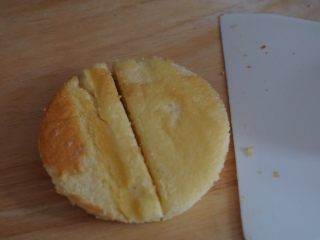 11、肉松小贝,烤好的蛋糕用模具印出圆形蛋糕，对半切开