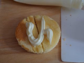 12、肉松小贝,在蛋糕上挤满沙拉酱