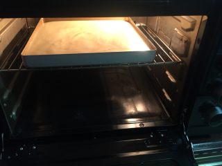 10、肉松小贝,放入预热好的烤箱中层以150℃上下火烤30分钟