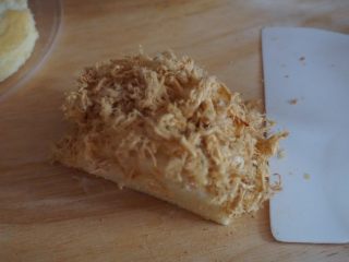 14、肉松小贝,将两半蛋糕合上，再在蛋糕上面涂抹沙拉酱，最后撒上肉松即可