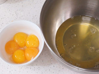 1、【小猪佩奇主题生日蛋糕】,制做蛋糕坯。将蛋清与蛋黄分开