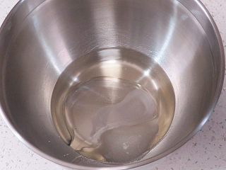 2、【小猪佩奇主题生日蛋糕】,将水、色拉油和15克糖同时倒入盆中