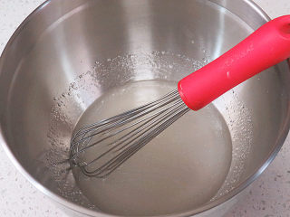 3、【小猪佩奇主题生日蛋糕】,用手动打蛋器打匀