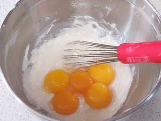 5、【小猪佩奇主题生日蛋糕】,加入蛋黄