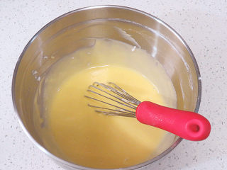 6、【小猪佩奇主题生日蛋糕】,搅拌均匀,不要总是朝一个方向划圈搅和,防止起筋