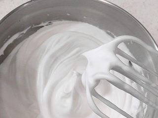 7、【小猪佩奇主题生日蛋糕】,打发蛋清。分三次加糖打至干性;(打蛋器提起蛋白尖是挺直的)