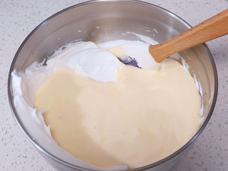 9、【小猪佩奇主题生日蛋糕】,再回倒进蛋白盆