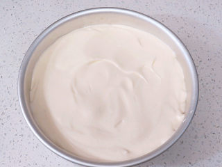 11、【小猪佩奇主题生日蛋糕】,将拌好的蛋糕糊轻倒进模具里,放在台面上轻磕几下去掉内部的大气泡