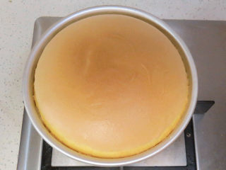 13、【小猪佩奇主题生日蛋糕】,烤好的蛋糕要立即从烤箱取出,快速摔一下