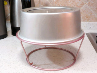 14、【小猪佩奇主题生日蛋糕】,倒扣晾凉脱模