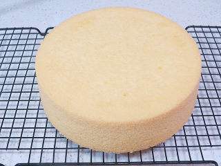 15、【小猪佩奇主题生日蛋糕】,同样材料再烤出一个,因为小朋友不喜欢吃有夹馅的,所以一个蛋糕高度不够,多加了一片。做水果夹馅的亲们就不需要了,一个就够了