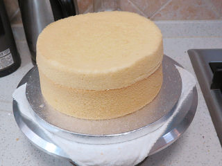 16、【小猪佩奇主题生日蛋糕】,组合。蛋糕坯放在裱花盘中间