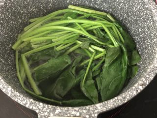2、虾皮菠菜鸡蛋饼,菠菜焯水去除草酸