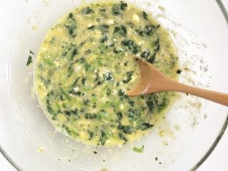 6、虾皮菠菜鸡蛋饼,用勺子搅拌混合均匀