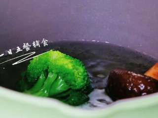 3、龙利鱼蔬菜饼 宝宝辅食，西兰花，香菇，鲜百合,水烧开，把香菇、西兰花放锅里焯1分钟。