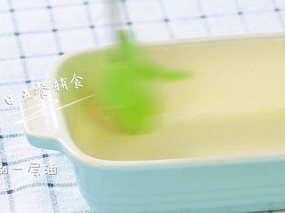 7、龙利鱼蔬菜饼 宝宝辅食，西兰花，香菇，鲜百合, 准备蒸了。蒸碗里刷一层油。